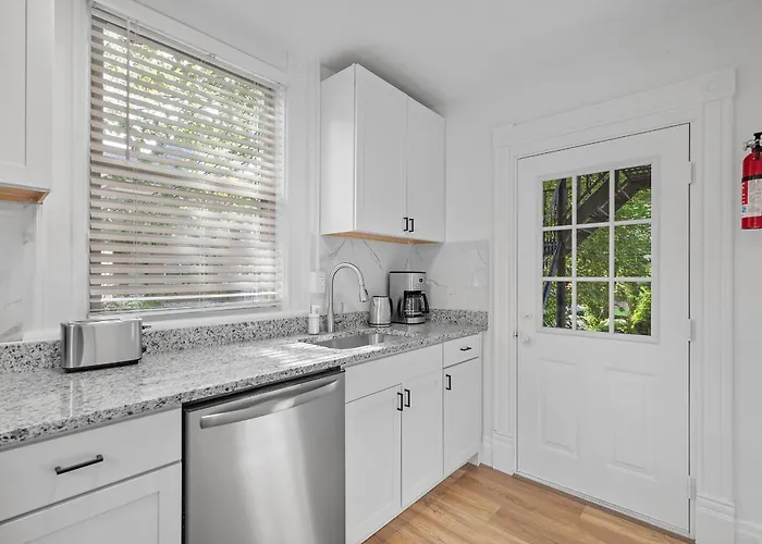 Homestay Shadyside 2c Modern And Cozy Private Bedroom With Shared Bathroom *